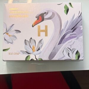 Hourglass Ambient Lighting Powder with Swan Design